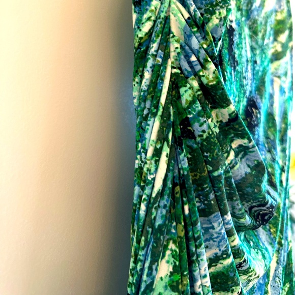 Flattering Dress. - Picture 4 of 4